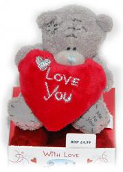 Мишка Tatty Teddy держит сердце Love You на подставке